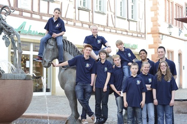 Jugendrotkreuzler/-innen am Rossmarktbrunnen, Alzey. Foto: Pravin Suthinroek Jugendrotkreuzler am Rossmarktbrunnen, Alzey. Foto: Pravin Suthinroek